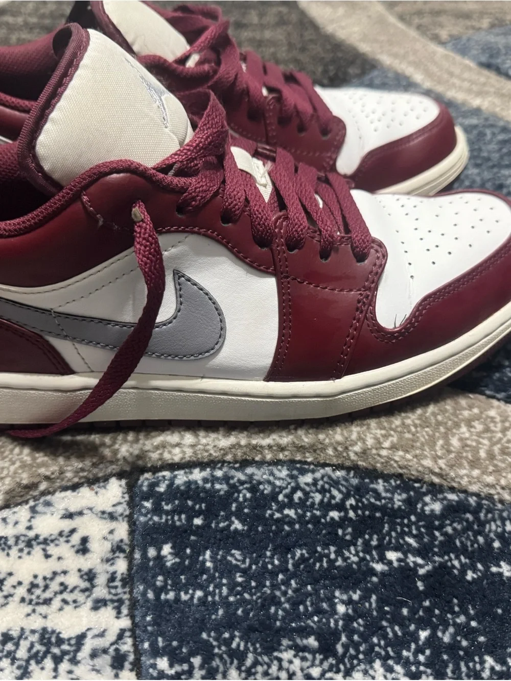 Nike Low-Top Sneakers in Burgundy, White and Gray
